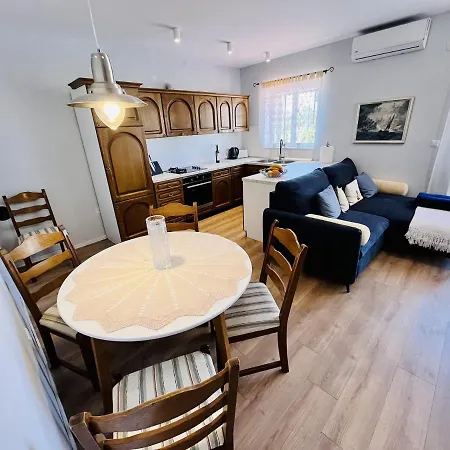 Pensjonat And With Parking Space - 18028 3*