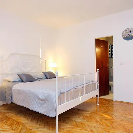 And With Parking Space - 18028 3* Makarska