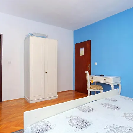 Pensionat And With Parking Space - 18028 Makarska