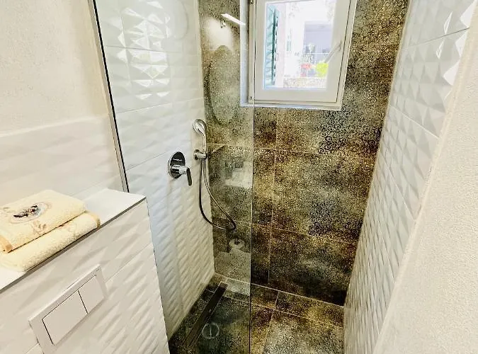 Pensionat And With Parking Space - 18028 Makarska