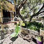 Gostinjska kuća And With Parking Space - 18028 Makarska