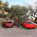 Gostinjska kuća And With Parking Space - 18028 Makarska