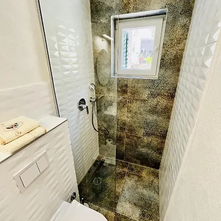 Гостевой дом And With Parking Space - 18028 Макарска