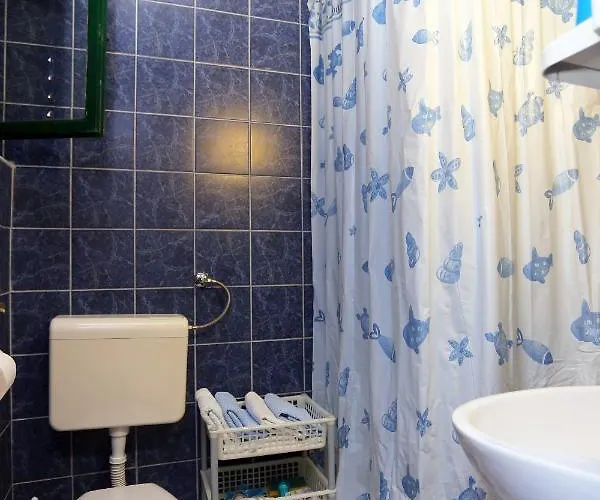 Guest house And With Parking Space - 18028 Makarska