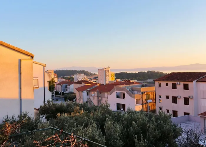 Guest house And With Parking Space - 18028 Makarska